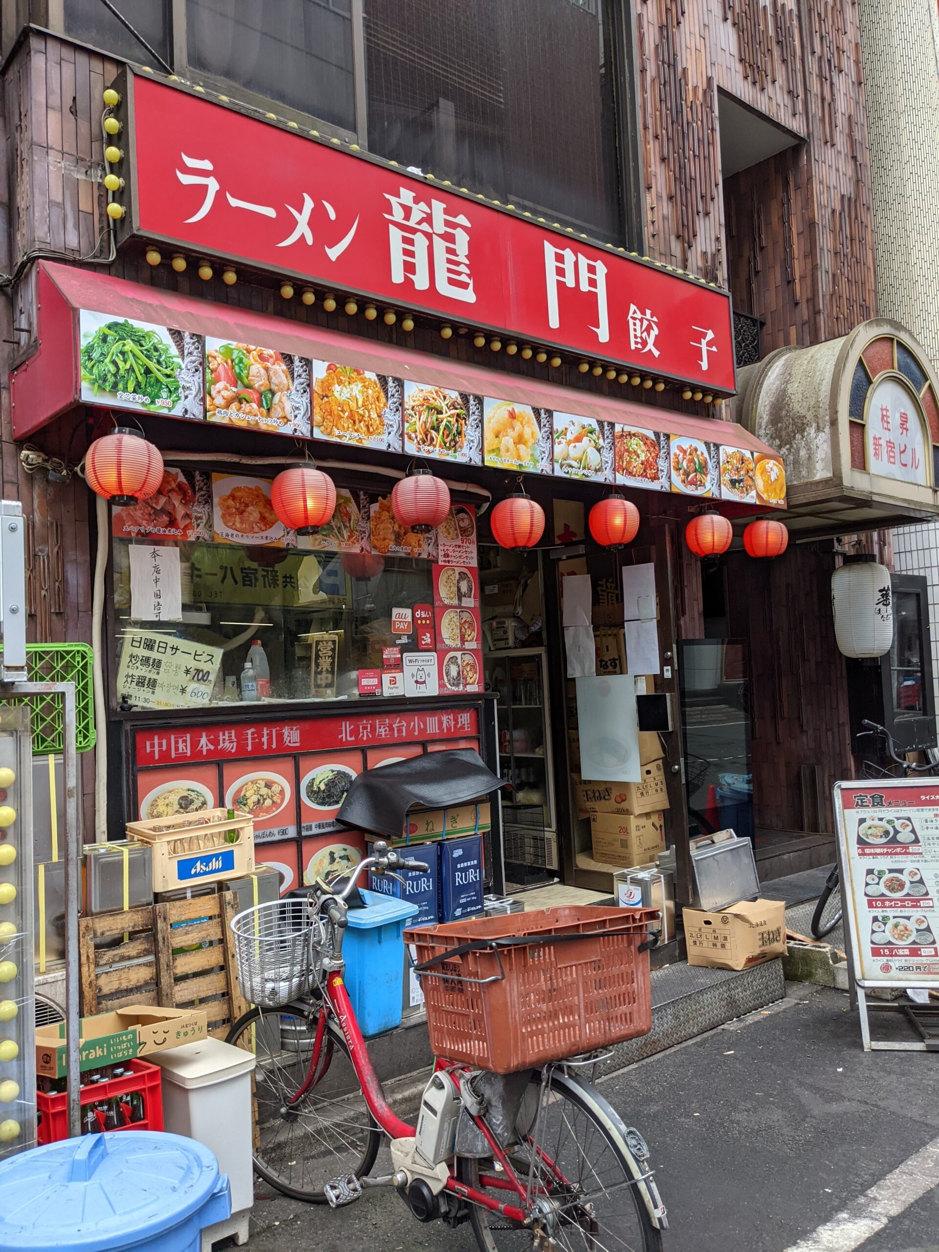 パクチーがすごい！歌舞伎町「龍門」の牛肉麺 : ラーメン食べたら書くブログ