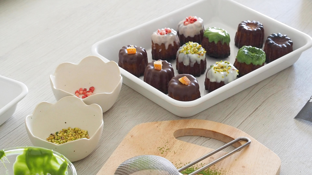 ひと手間アレンジ!カヌレのおすすめデコレーション3選—————————————レシピやお菓子作りの小ネタ公開!ストーリーズで人気商品の紹介も✨ここからCHECK!⇒ @temmashiki ————————————— 出来上がった カヌレに簡単アレンジ。 誰でも簡単に出来るものばかりなので一度