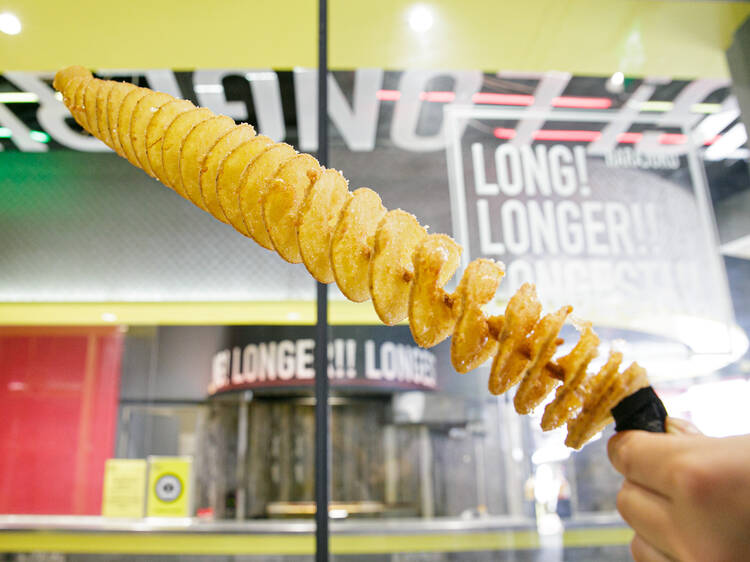 原宿竹下通りの食べ歩きグルメをまとめてみましたpart2👏 TikTokの動画でも大人気！プロフィールから飛んでみてください✈️ ①愿茶 原宿店 MOGETEE「３色焼き小籠包」 ✿住所：東京都渋谷区神宮前1-20-7 ハッピーハーツ B1F ✿営業時間：10:00～20:30 ②サンタ