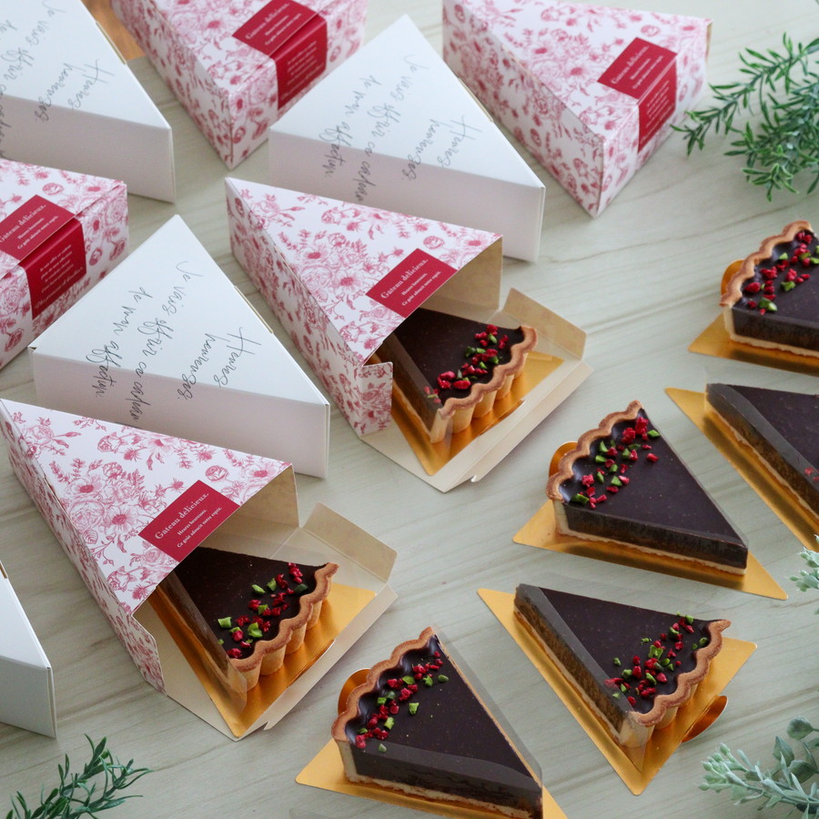 ケーキトレー 三角型ゴールド100枚入 AP710SKG-100ラッピング資材,ケーキ装飾用品,ケーキトレー,ケーキトレー PETペーストリート ＰＡＳＴＲＥＥＴマフィンカップ・製菓・製パン・食品・スイーツ容器・製菓材料のお店