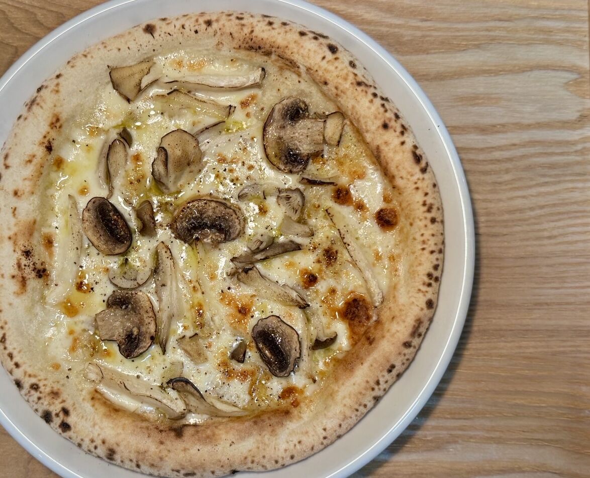 この冬の新作、4種のキノコを使った ✨️🍄‍🟫フンギのピッツァの、 冬のスペシャルバージョン🍄‍🟫✨️🍕 クワトロ・フンギ 🍕の登場です‼️しめじ・舞茸・エリンギに加え、✨️ポルチーニ茸✨️の芳醇な香りがクリームソースと共にお口の中に広がります😍☺️ お