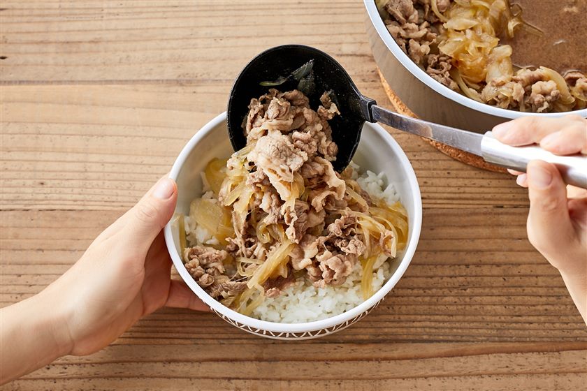 あのお店の牛丼の味を再現してみた。, ==========, 📃材料 2人分 , 牛ばら肉200g, 玉ねぎ1 2 個, めんつゆ75ml, 酒大さじ3, みりん大さじ2, 顆粒だし小さじ1, 砂糖小さじ1, しょうが適量, 🥣手順, ①玉ねぎをくし切りにキル,②鍋に調味料を加えて沸騰させ、玉ねぎを加えて7分ほど煮る ③牛肉を一枚ずつほぐしながら投入して肉の色が変わったら