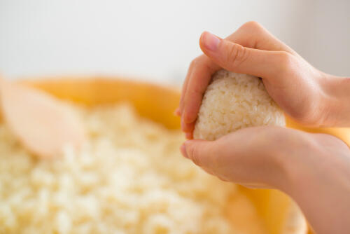 焼きおにぎりがフライパンにくっつく対策！簡単に焦げ付かず崩れない方法スイーツ男子ネイのちょこっと贅沢日和