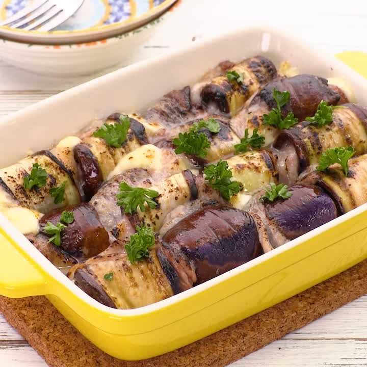 \とろ~り♪ なすの豚しそチーズはさみ焼き とろとろのなすとチーズでお箸がとまらないおいしさ♪大葉のさっぱり感がアクセント!ご飯のおかずにぜひいかがでしょうか🍚✨ \作ってみたい!と思ったら、いいね と 保存 よろしくお願いいたします!材料2人分豚薄切り肉:150g 大葉:6枚 なす:2本 ピザチーズ:適量 片栗粉:大さじ1 サラダ油:小さじ1 つゆの素:大さじ2