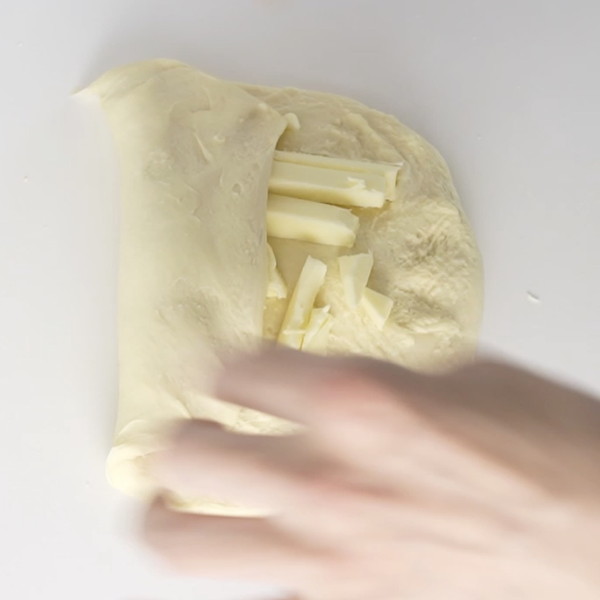 ミルフィーユ食パン * 折り込んだ生地を 重ねて食パン型に入れると ミルフィーユのような 食パンになります。 スライスしてトーストしても少しずつ割いて食べても どちらも美味しいですよ♡