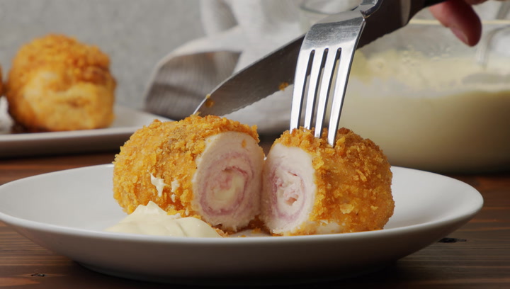 Pollo Cordon Bleu con Salsa