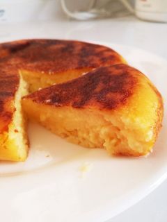 🍰炊飯器でつくるヨーグルトケーキ🍰 👩‍🍳コープママの簡単レシピをご紹介👨‍🍳 今日のレシピは 「混ぜたらピッ」の 簡単なヨーグルトケーキの 炊飯器レシピ✨ ぜひ作ってみてください💚 ▽材料▽ 薄力粉 200g ベーキングパウダー 小さじ1.5 砂糖 45g 塩 小さじ1 4 粉