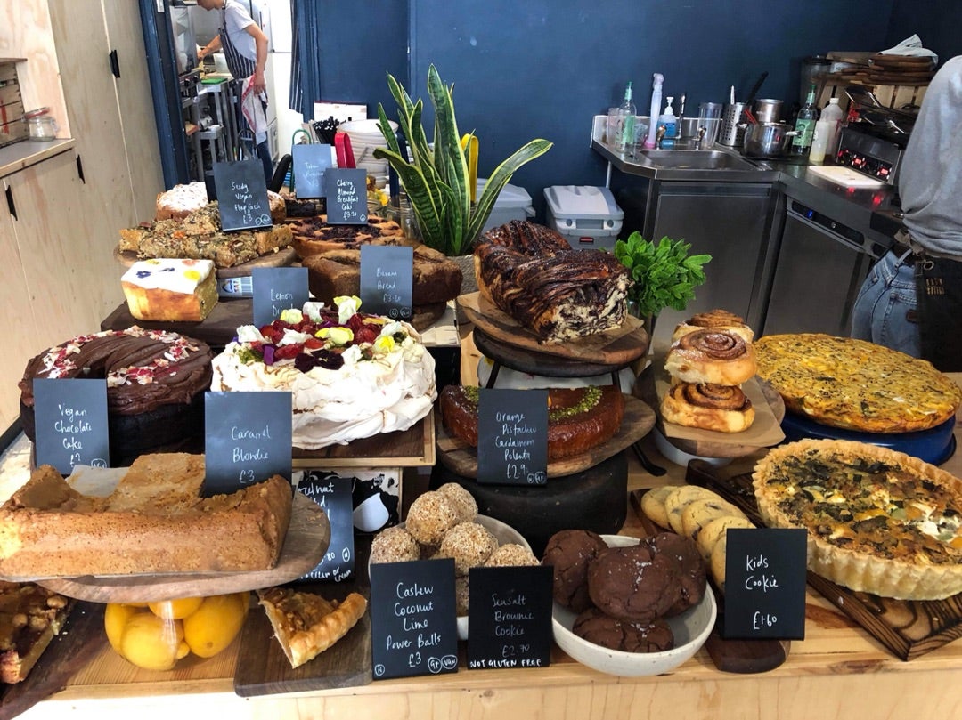 即納 ケーキスタンド リム ブラック 木製 ケーキトレー ケーキトレイ かわいい おしゃれ シンプルAY セパレート 組み立て 収納 コンパクト 一段 ディスプレイケーキ台 リムプレート コンポート キッチン カフェ お祝い 誕生日-キレイスポット - プレゼント＆ギフト