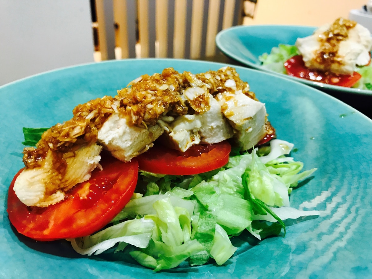 蒸し鶏の香味ソースがけUNILLOYユニロイ 世界一軽い、鋳物ホーロー鍋