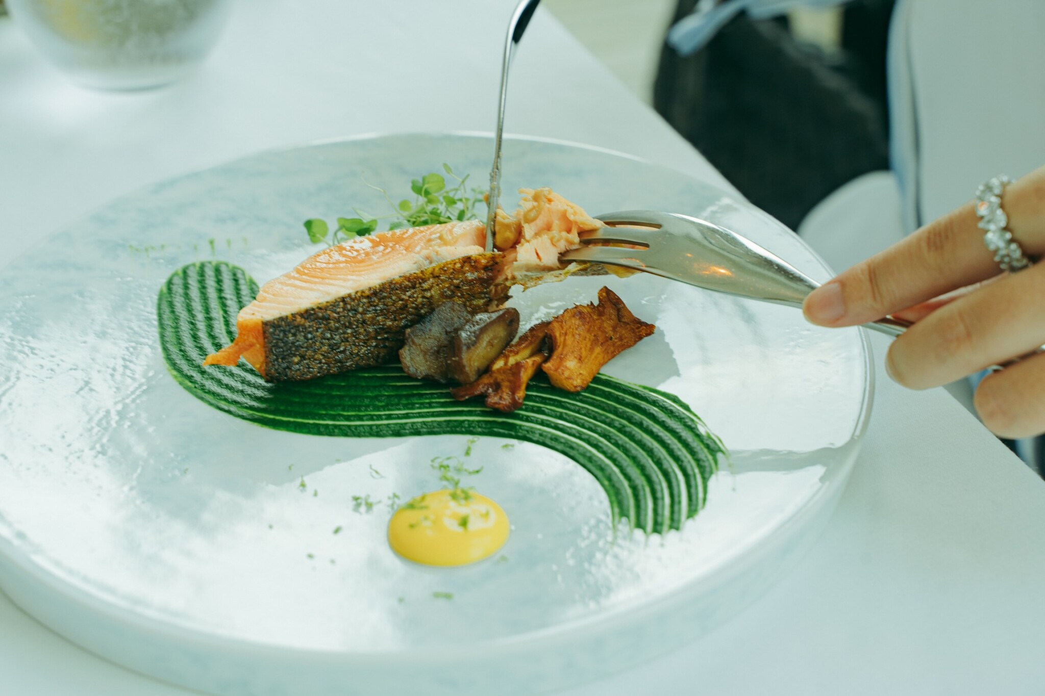 鯛のフリット、ビーツとサワークリームのソース、アーティチョークのピュレカラッと揚げた鯛の下によく茹でたアーティチョークをぴゅにしたものを敷き、ビーツのピュレとサワークリームなどを合わせたソースを合わせています。一見よく分かりませんがとても美味しい