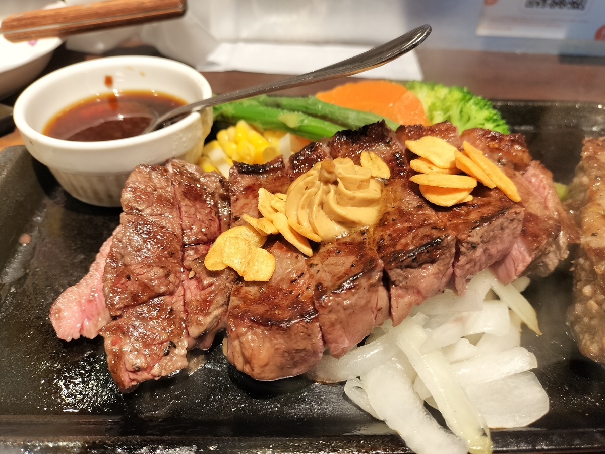 楽天市場 ステーキ 肉 厚切りステーキ 300g×3枚 冷凍 いきなり！ステーキ 牛肉 赤身肉 肩ロース 特製ソース付き ギフト 父の日 お中元お歳暮 誕生日 敬老の日 バーベキュー BBQ 焼肉 肉厚 贅沢 グルメ 冷凍食品 冷食 惣菜 いきなり！ステーキ: いきなり！ステーキ