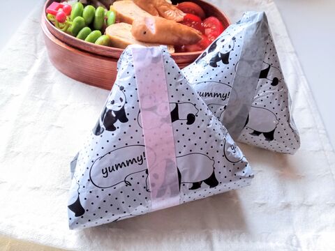 ラップだけ！海苔パリパリおにぎりの包み方』 レシピは投稿文をチェック↓ 美味しそう！作ってみよう！と思ったらコメント欄に「❤️」してもらえると嬉しいです😊 ———————————————————— ラップだけ！ 海苔パリパリおにぎりの包み方🍙材料・おにぎり ・海苔