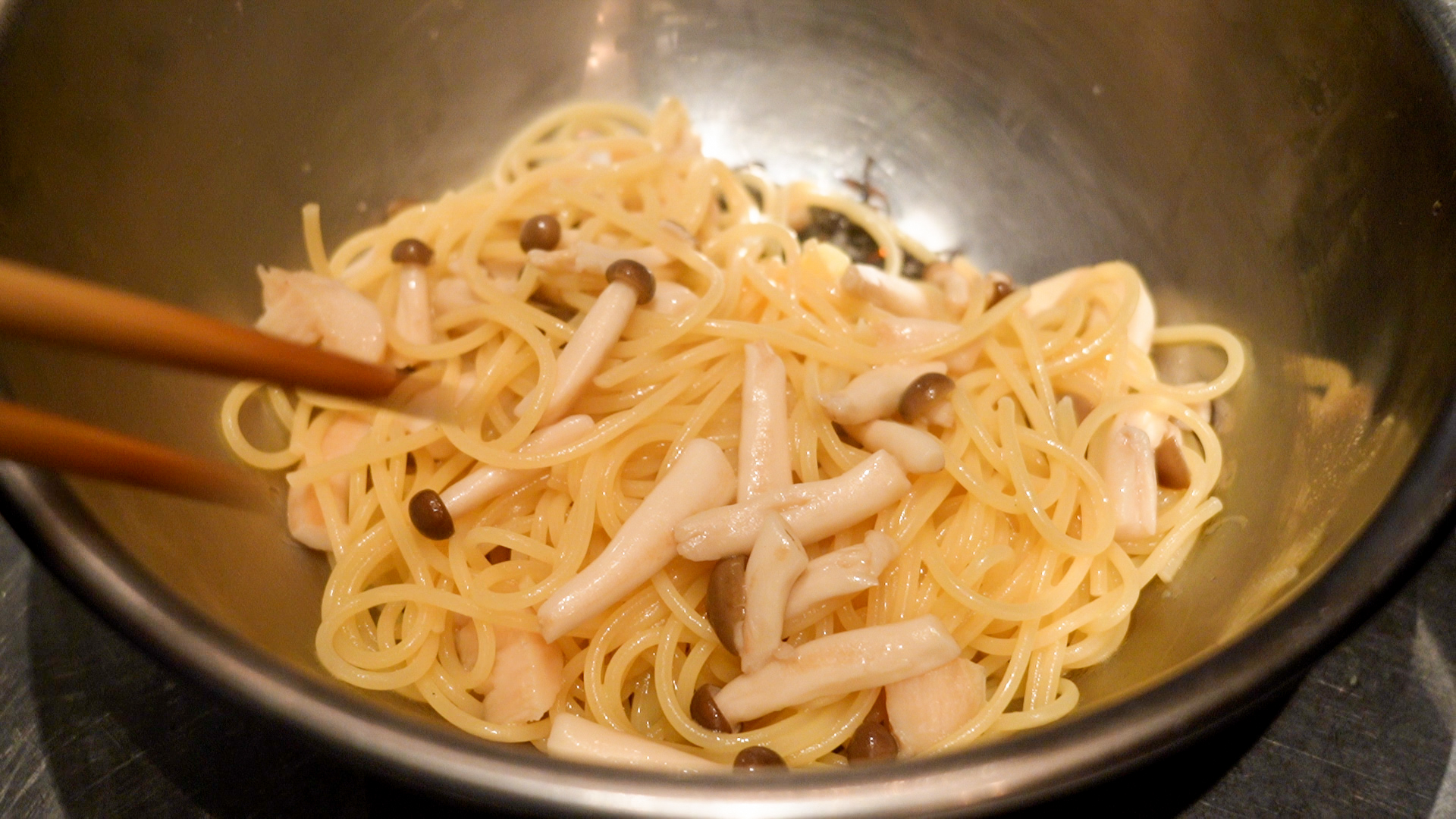 無限塩昆布パスタ1.4mmのパスタ 100g ベーコン 35g 塩昆布 5g 水 320cc キャベツ 80g バター 10g醤油 大さじ1 2 ほんだし 小さじ1 2 みりん 大さじ1 ベーコン35gを炒め、水320cc、塩昆布5g、醤油大さじ1 2、ほんだし小匙1 2、みりん大さじ1入れ