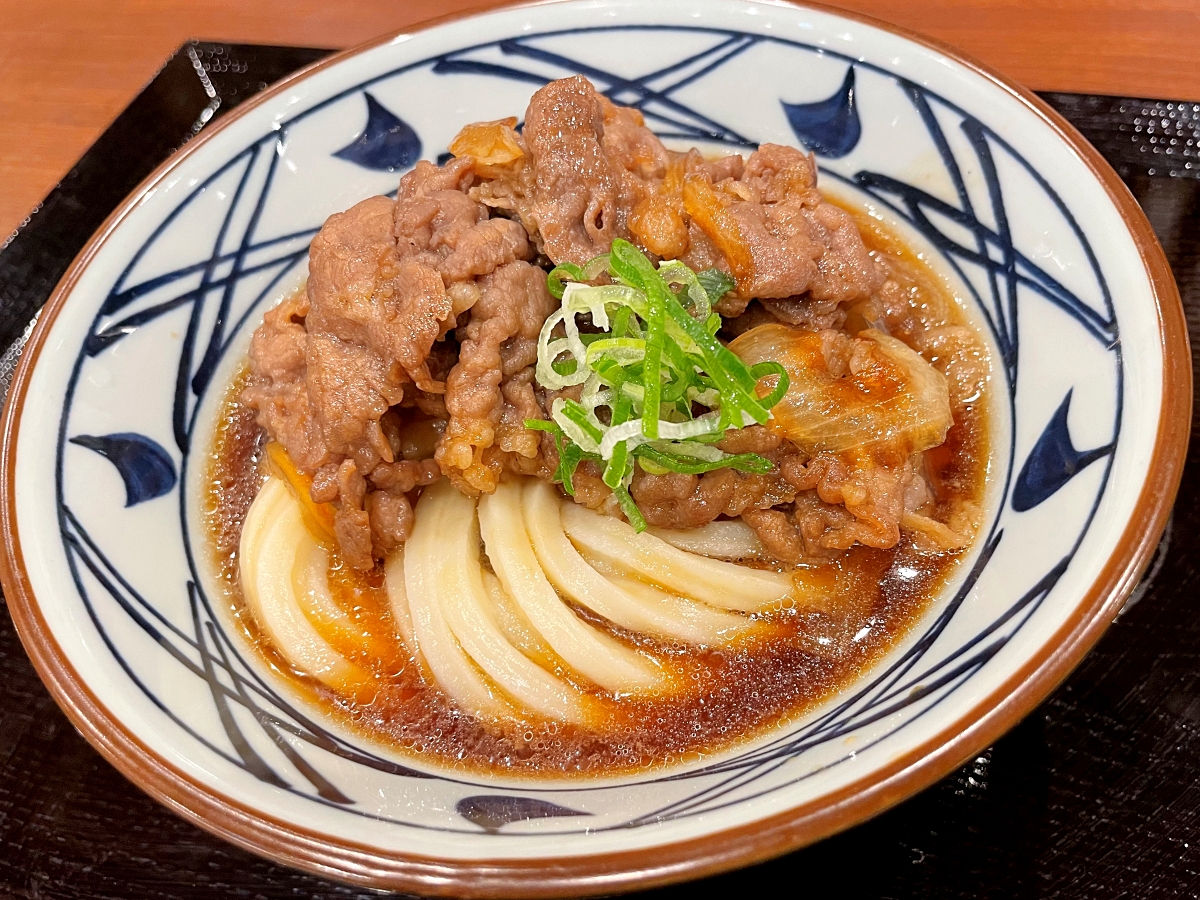 焼きたて肉うどんうどんここのうどんは、生きている。丸亀製麺