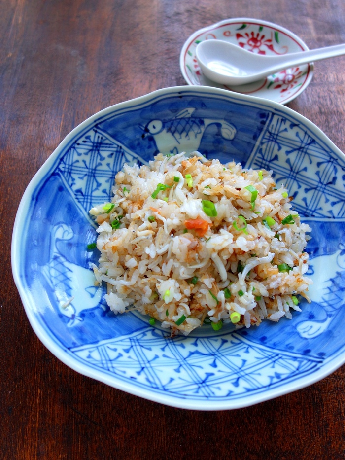 余ったご飯で作る定番おにぎりのレシピ。余り物を活用した時短リメイク術。 - AIlicious Kitchen