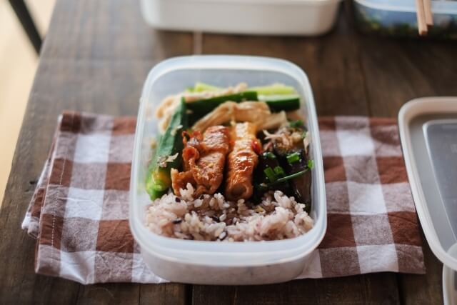 平日５日分の高タンパク低脂質弁当を作り置き。 油を使わない、高タンパク低脂質のシーフードトマト煮弁当を作り置きしました 🌷シーフードのトマト煮込み材料ブロッコリー１房 茎ごと使用ぶなしめじ１房 水１００ml 冷凍シーフードミックス５００g トマト缶１缶 すりおろしにんにく 小さじ１ コンソメor ブイヨン 小さじ１