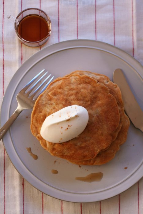 簡単レシピ 週末の朝食に！スキレットで作るりんごのパンケーキTABIZINE～人生に旅心を～