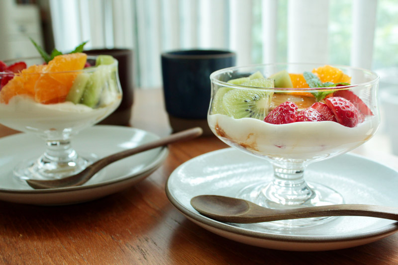 パティシエ トカノ - 『プリンアラモード』 涼しげな脚付グラスに昔なつかしいプリンアラモードの盛り付けをしてみました。 牛乳と全卵で作ったレトロな プリンにスポンジや生クリーム・苺で飾り付けたなつかしいスタイル。 みんなが子どもの頃憧れたプリンアラモードを