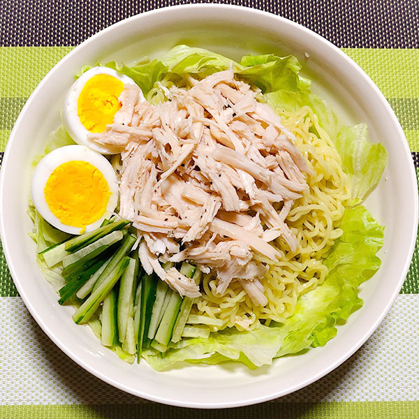 新感覚ラーメンサラダ❗, 作り方は超簡単。, キャベツの千切りの上にインスタントの味噌ラーメンをかけるだけ。,通常よりもスープに使う水の分量を減らすのがコツです。, 実は母から教えてもらったレシピです。,ラーメンサラダ ラーメン キャベツキャベツの千切り マルちゃんみそ味ラーメン