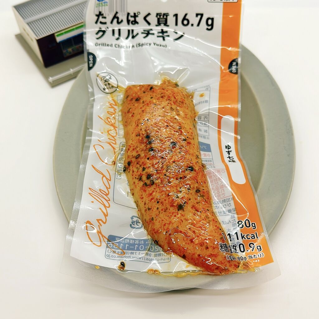 ファミリーマートトマトのソースとバジルポテトサラダサラダチキンとハムのサンド 税込328円 エネルギー：263kcal たんぱく質：16.9g脂質：10.9g 糖質：23.3g 食物繊維：2.1g 食塩相当量：2.0g ・一部に、小麦、卵、乳成分、カシューナッツ、大豆、鶏肉、豚肉
