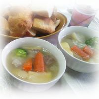 ☜土田浩美です。 今日は コンソメなしでも最高に美味しいポトフ！ 夫が口に入れるたびに 最高！ うますぎる！！ こんなの初めてだ！！！ を連発したポトフの作り方 を投稿しました。 材料 4人分手羽元 4〜8本 ベーコン 4枚 キャベツ 1 2玉 じゃがいも 4個 新玉ねぎ
