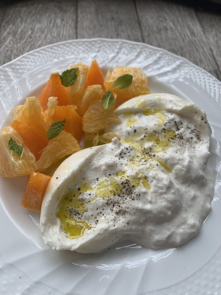 ブッラータとルッコラの生ハムサラダ