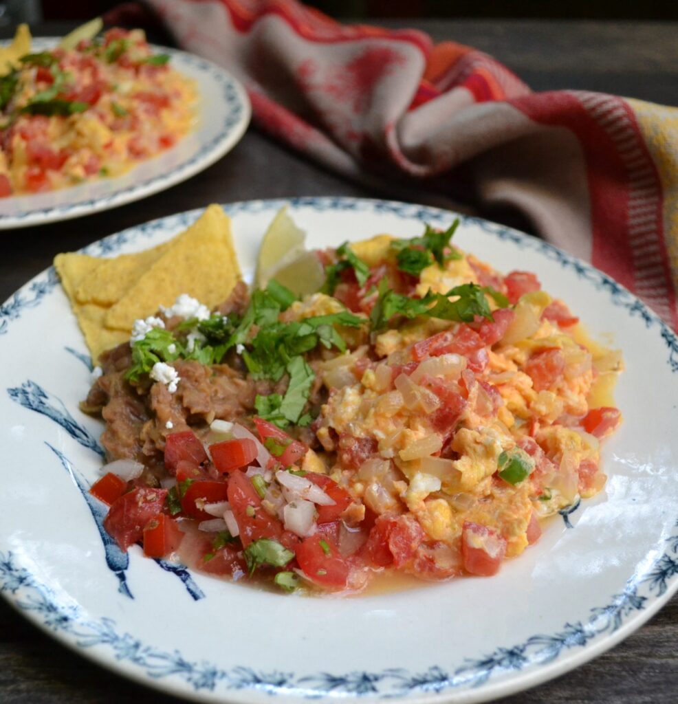 モーレを仕込みました✨🌶️ メキシコ唐辛子とスパイス、トマトやフルーツ、ナッツ、カカオ等を使ったメキシコの伝統的なソースです🫑🍅🧅🍫おすすめディナーメニューです