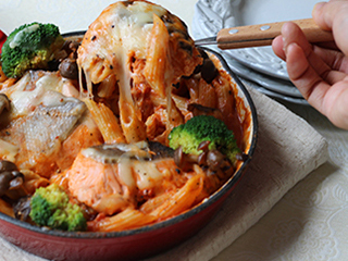 フタして10分！ 秋鮭ととろ～りチーズのトマトパッツァ