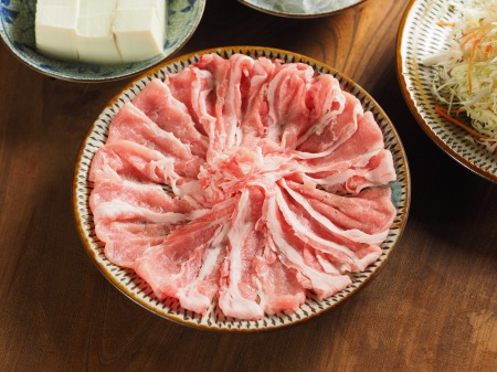 キャベツ」が冷蔵庫に余ってたらつくってほしい！キャベツを豚肉で巻いて食べる“千切りキャベツ鍋”レシピ