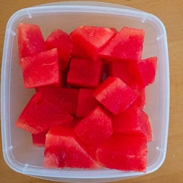 🍉 スイカピザ 🍉 簡単で爽やかなスイカピザのレシピをご紹介します！ 材料: •アメリカ産中くらいのスイカ 1個•お好みのフルーツ イチゴ、ブルーベリー、キウイなど•ミントの葉 お好みで•ハチミツまたはメープルシロップ オプション作り方: 1.スイカを約2.5
