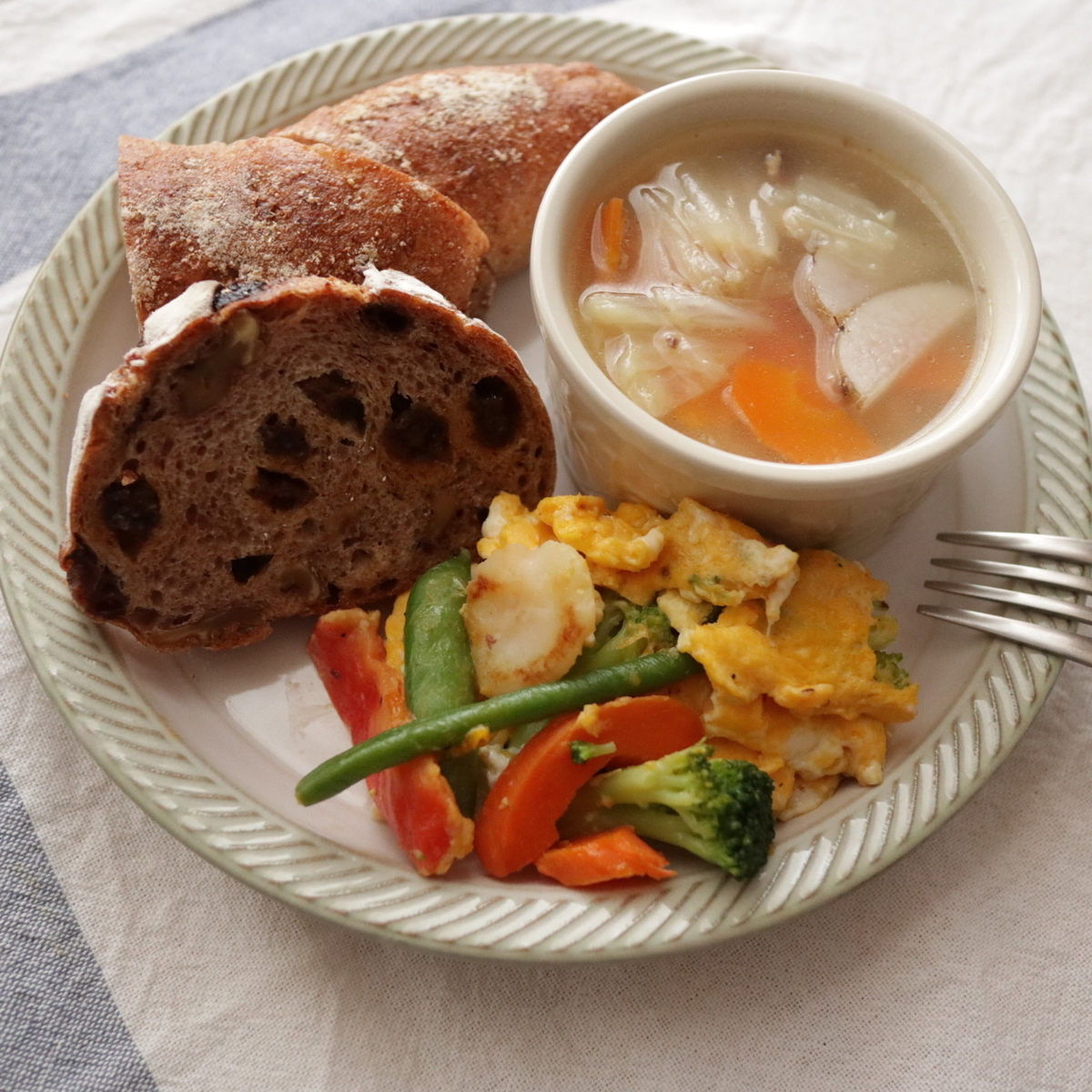 コストコのロティサリーチキンの骨を使った「白湯スープレシピ」と保存方法 : ていない ていねいじゃない暮らしのブログ