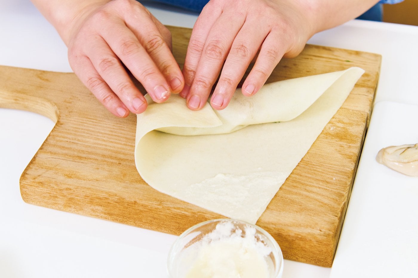 山菜のほろ苦い春巻きとビール〜 金夜はビールに合うメニュー。 メインは春の味、ふきのとうを使った春巻きです。カマンベールチーズとささみと一緒に巻いて、カリッと揚げました。 ささみの食感、カマンベールチーズのほろ苦さとまろやかさが、ふきのとうの香りを