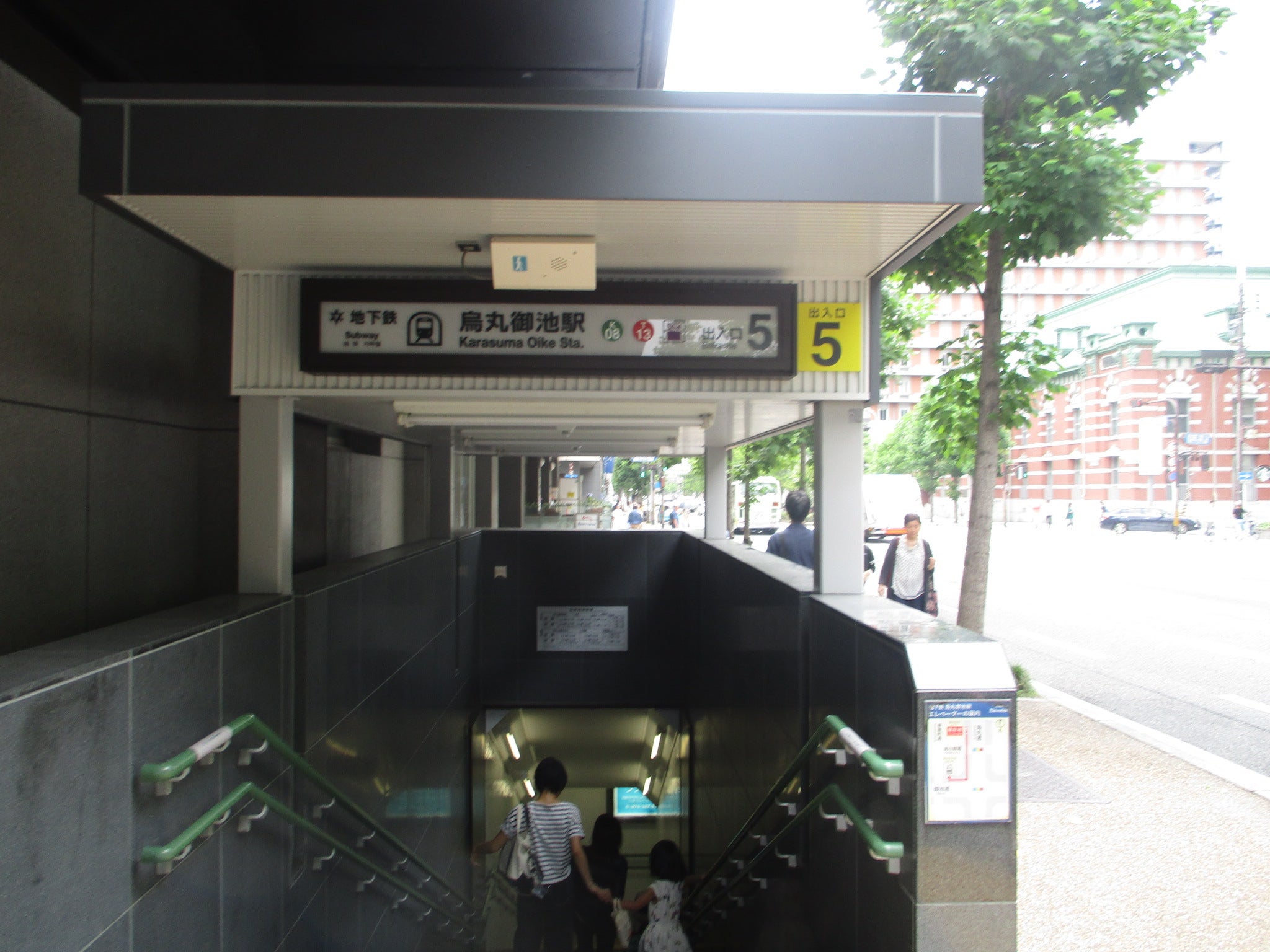 写真 : 烏丸御池駅