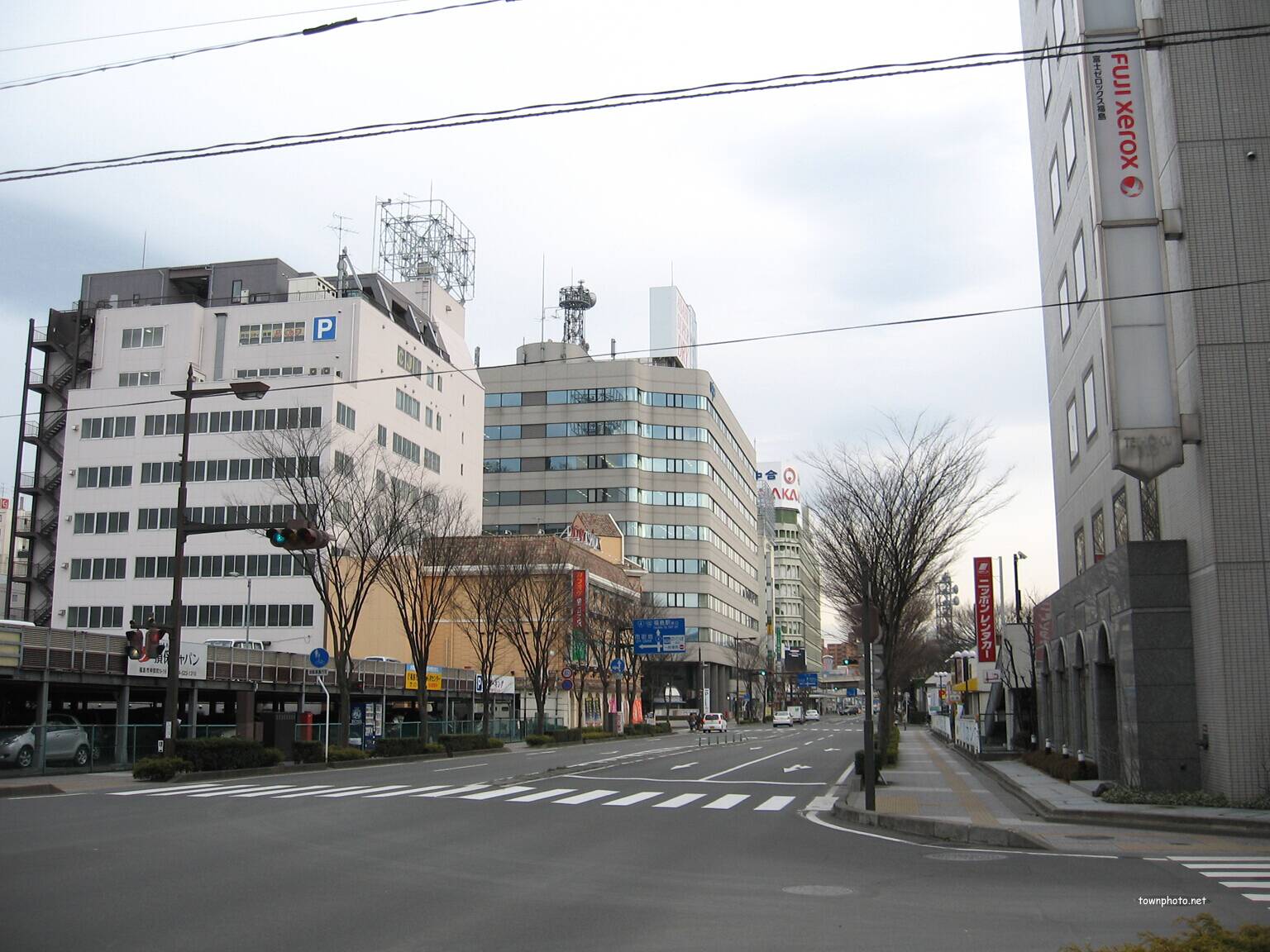福島県福島市 文化通りにて 夜の繁華街はブルートーンでクールな仕上げにするのが普段のわし流。今回は徐々に人が戻りつつある町の熱を表現したかった＆新たな色使いを身に付けたかったので真逆で。 しかしちと深度浅かったね。やはりm4 3ではノイズが多く、線も太くて