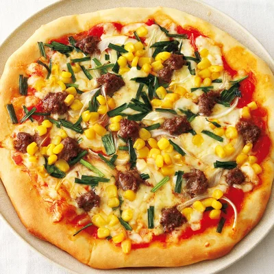 ピザ わが家はわりとよく作ります ホームベーカリーにこねてもらうのよ 粉250gでマシンにかけて 一次発酵のみなので40分ほどでコネあがって 二分割した 生地を焼くとこの大きさ トマトソースはあると美味しいけれど 都度作るのは面倒なので 生のトマトを切って乗せてます