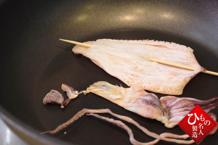 IHキッチンでスルメを焼く