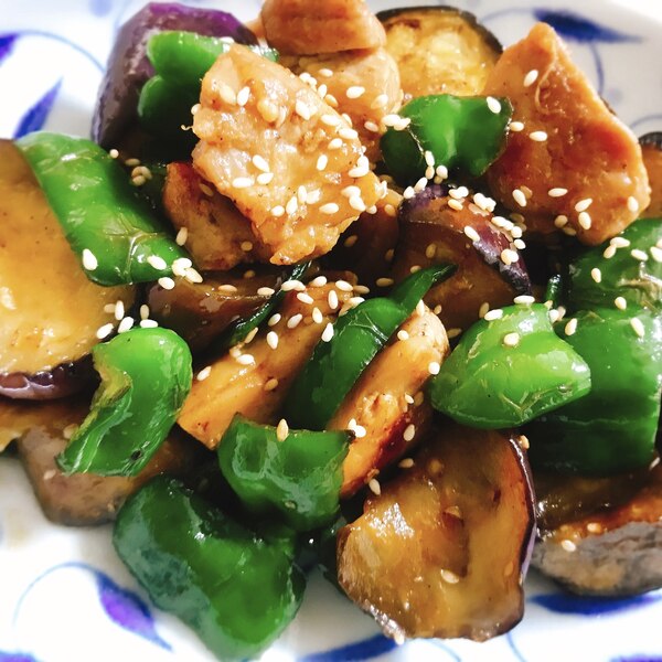 まるごとなすとまるごとピーマンの辛味噌炒めの献立 副菜：マヨズッキーニ～中華風～、汁物：中華 スープ 献立・メニュー 味の素パーク たべる楽しさを、もっと