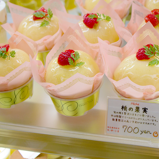 桃の果実のご紹介完熟の桃をまるごと一つ使った「桃の果実」。 果汁たっぷりの瑞々しい果実の中には、なめらかなカスタードクリームと生クリームを合わせたディプロマットクリームが詰まっています。桃のやさしい甘さと、クリームのコクが引き立て合う贅沢な一品です