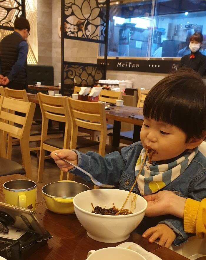 韓国人が夏に好きな平壌冷麺！, マポのコンドク駅 공덕역 から徒歩5分の, ウルミルテ平壌冷麺🤩🩵, 毎年行くけど、今夏はやっと行けました！,平壌冷麺は甘味がないので最初はあれ？無味？かもだけど, 深みのある出汁の淡白さがどんどんしみるよー😌,ウルミルテでは冷麺と緑豆ジョン チヂミ を一緒に頼むのが定番！少し並ぶかもだけど、別館もあるから思ったより長く待つことはぬかも！,