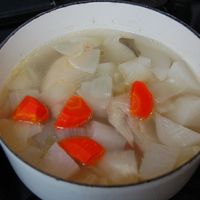 ☜土田浩美です。 今日は コンソメなしでも最高に美味しいポトフ！ 夫が口に入れるたびに 最高！ うますぎる！！ こんなの初めてだ！！！ を連発したポトフの作り方 を投稿しました。 材料 4人分手羽元 4〜8本 ベーコン 4枚 キャベツ 1 2玉 じゃがいも 4個 新玉ねぎ