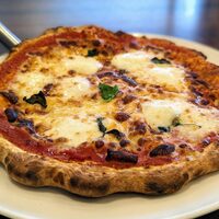 ジョナサンの焼き立てデニッシュのフレンチトースト🥐 温かいスキレットに乗ったビジュアルが食欲をそそります！表面部分はサクサクと香ばしく、アパレイユに面した下の部分はトロットロ！ 上下の食感の振れ幅が広く食べていて楽しい一皿！ メープルシロップをたっぷり