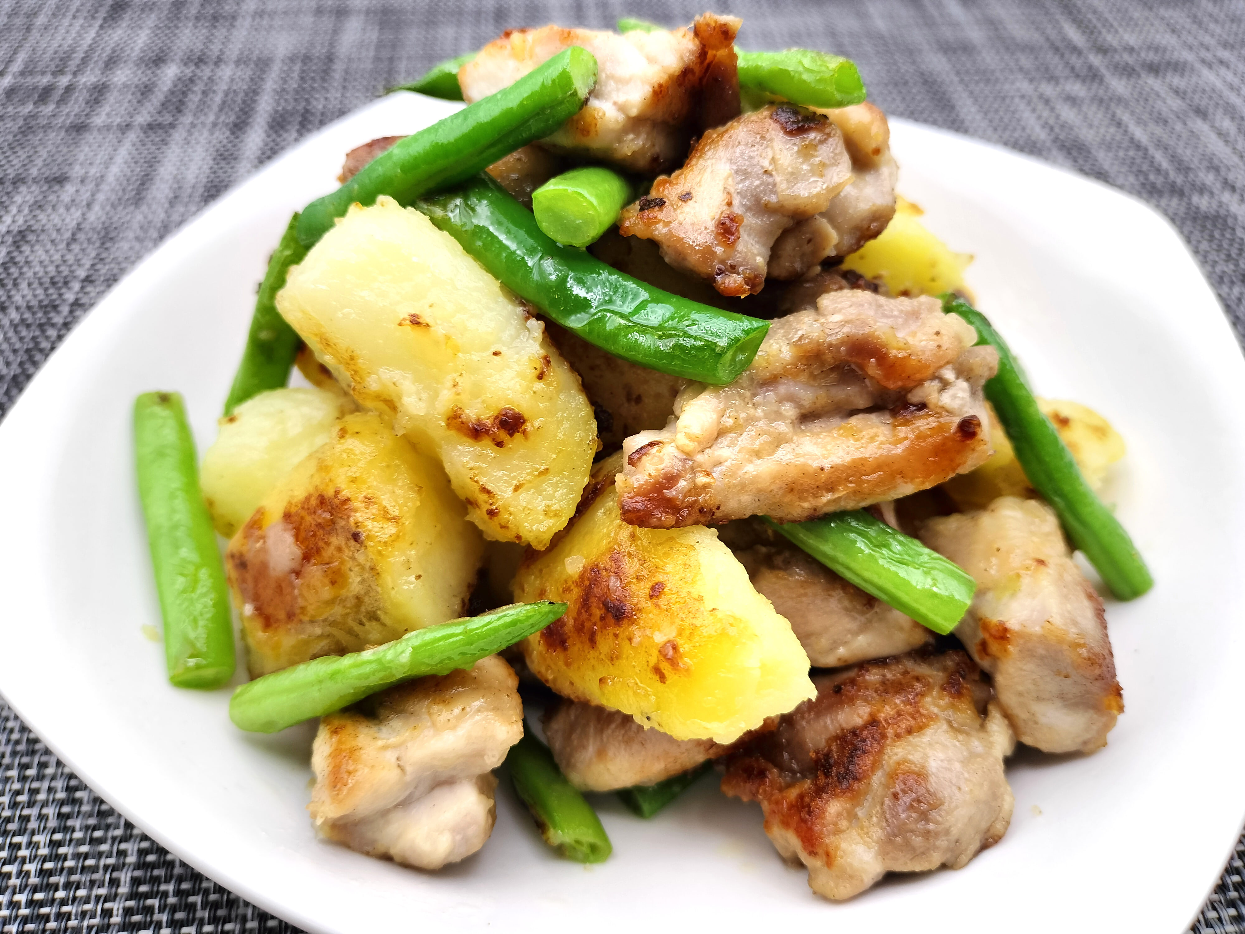 テレビで話題沸騰！「伝説の家政婦」志麻さん初の著書！『志麻さんのプレミアムな作りおき』│ダイヤモンド社