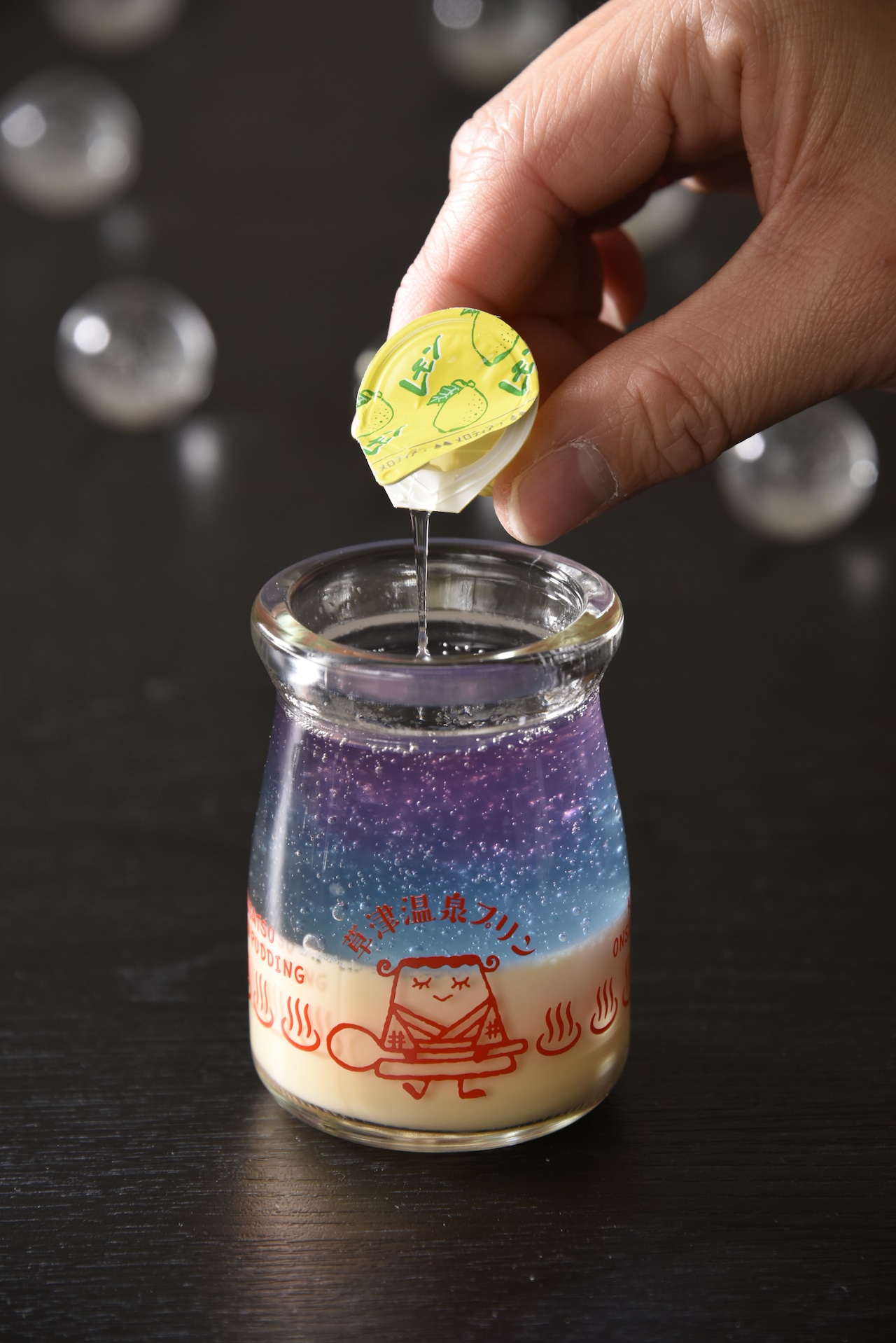 草津温泉たまごタマゴプリン』は定番の『湯もみプリンなめらか』とは全く違った濃厚で、固めなタイプのプリンです。 🥚たまごを倍使いたまご感 た〜っぷりの プリンです。 プラス50円で🍦プリンソフトクリームのトッピングも出来ます❣️ とてもブォリューミーでお得です