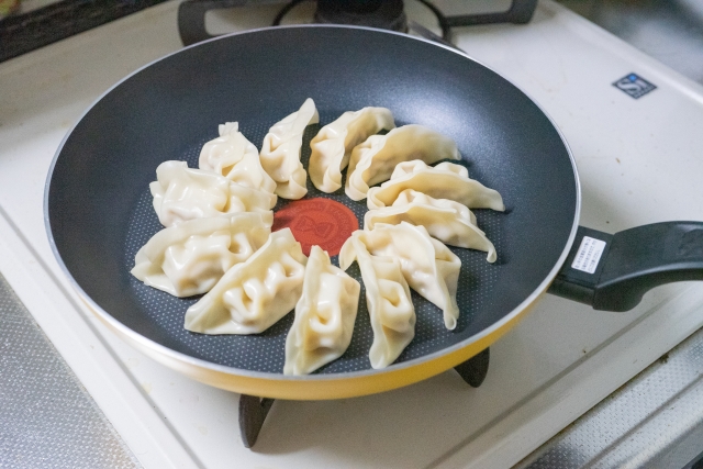 羽根付き餃子の裏技 片栗粉も入れてモチッ！カリッレシピ・作り方 by とりあえず乾杯 - 楽天レシピ