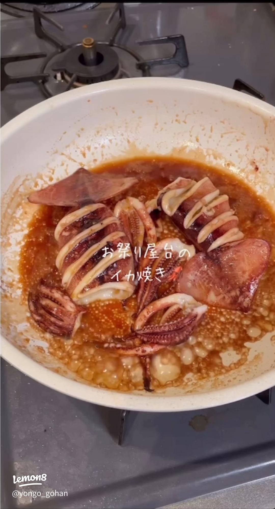 こんにちは 今回紹介するのは 『イカのポッポやき』てす🦑 香ばしくて、お酒が進んじゃいます🍻 こちらは、焼く時にも注目して欲しいです‼️ ポッポファイヤーが見れます🔥見たい方は是非頼んでみてください😏✨ 食べ方はマヨ一味を付けてお召し上がりください🥢 最高に