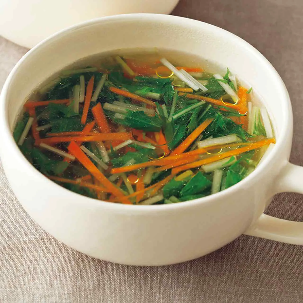 ピーマンとニンジンのコンソメスープ