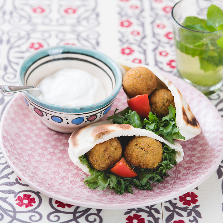 ラ・シーム」 高田裕介シェフに教わる「ファラフェルサンドイッチ」料理通信生産者、料理人、食べる人を結ぶ