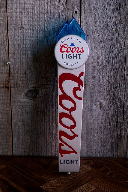 クアーズライトビール缶を持っている人の写真 – Unsplashの人間の無料画像