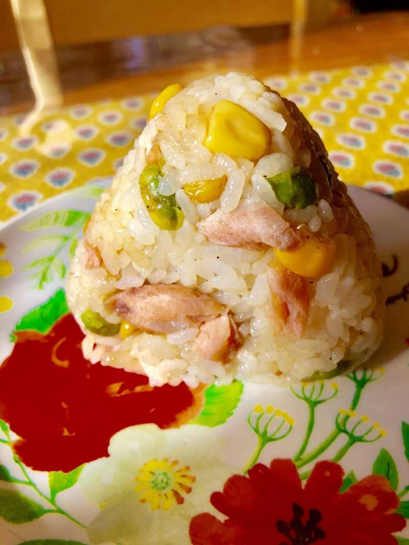 子供も大好き☆鮭と枝豆のおにぎり