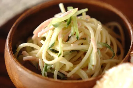 意外と悩む!パスタに合わせるおかず・副菜は?種類別で6パターンご紹介! - macaroni